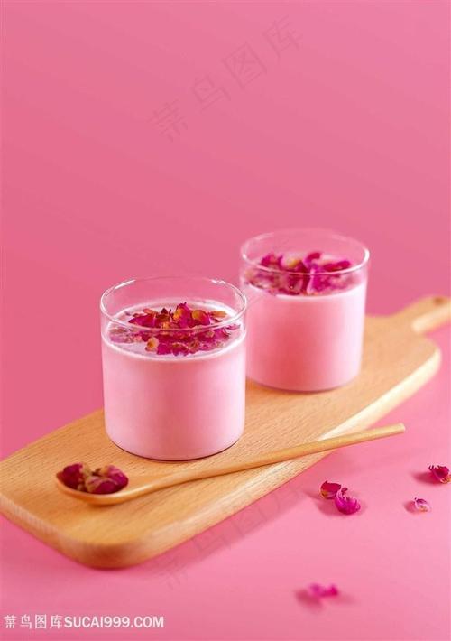 两杯玫瑰奶昔奶茶图片素材鉴赏｜乳制品的美丽呈现与视觉灵感